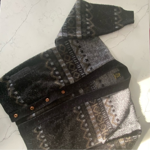 Wool Cardi w/ wood buttons - Picture 6 of 6